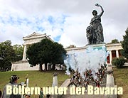 Anlässlich der Siegerehrung des Oktoberfest-Landesschießens schiessen die Böllerschützen am 04.10.2015 großen Salut auf den Stufen zur Bavaria (©Foto: Martin Schmitz)